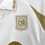 conjunto-niño-los-angeles-fc-segunda-equipacion-2025-2026-escudo