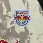 conjunto-niño-new-york-red-bulls-primera-equipacion-2025-2026-escudo