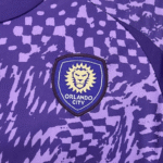 conjunto-niño-orlando-city-primera-equipacion-2025-2026-escudo