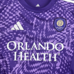 conjunto-niño-orlando-city-primera-equipacion-2025-2026-pecho