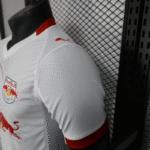 camiseta-RB-Leipzig-primera-equipacion-version-jugador-2025-2026-puño
