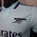 camiseta-arsenal-entrenamiento-version-jugador-2025-2026-escudo