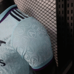 camiseta-arsenal-entrenamiento-version-jugador-2025-2026-puño-izquierdo