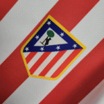 camiseta-atletico-de-madrid-primera-equipacion-2025-2026-escudo