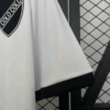 camiseta-colo-colo-edicion-100-aniversario-blanco-2025-2026-puño