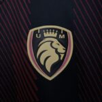 camiseta-king-league-Ultimate-Móstoles -primera-equipacion-2025-2026-escudo