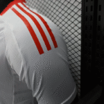 camiseta-liverpool-segunda-equipacion-version-jugador-2025-2026-puño