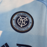 camiseta-new-york-city-primera-equipacion-2025-2026-escudo
