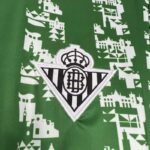 camiseta-real-betis-calentamiento-previa-2024-2025-escudo