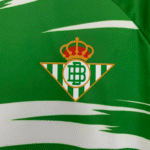 camiseta-real-betis-edicion-especial-naruto-2025-2026-escudo