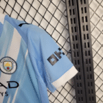conjunto-niño-manchester-city-primera-equipacion-2025-2026-puño
