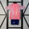 Conjunto-niño-fc-barcelona-edicion-especial-rosado-2024-2025-parte-trasera