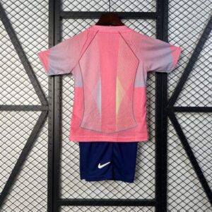 Conjunto-niño-fc-barcelona-edicion-especial-rosado-2024-2025-parte-trasera