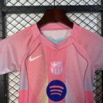 Conjunto-niño-fc-barcelona-edicion-especial-rosado-2024-2025-pecho