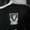 camiseta-liverpool-Goalkeeper-version-jugador-2025-2026-escudo