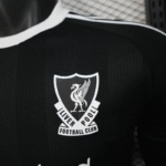 camiseta-liverpool-Goalkeeper-version-jugador-2025-2026-escudo