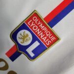 camiseta-lyon-primera-equipacion-2023-2024-escudo