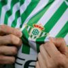 camiseta-real-betis-edicion-especial-conference-league-final-2024-2025-escudo