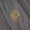 chandal-ac-milan-gris-2024-2025-escudo-pantalon