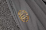 chandal-ac-milan-gris-2024-2025-escudo-pantalon