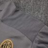chandal-ac-milan-gris-2024-2025-hombro