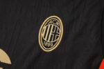 conjunto-de-entrenamiento-ac-milan-negro-2024-2025-escudo