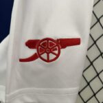 conjunto-niño-arsenal-primera-equipacion-2024-2025-escudo-pantalon-corto