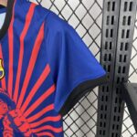 conjunto-niño-fc-barcelona-edicion-especial-monkey-d-luffy-one-piece-2025-2026-puño