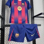conjunto-niño-fc-barcelona-primera-equipacion-2025-2026-frontal