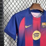 conjunto-niño-fc-barcelona-primera-equipacion-2025-2026-puño