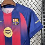 conjunto-niño-fc-barcelona-primera-equipacion-2025-2026-puño-izquierdo