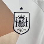 camiseta-españa-segunda-equipacion-2025-2026-escudo