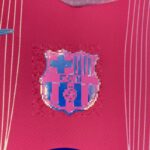 camiseta-fc-barcelona-edicion-especial-rosa-2025-2026-escudo