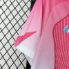 camiseta-fc-barcelona-edicion-especial-rosa-2025-2026-puño
