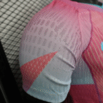 camiseta-fc-barcelona-edicion-especial-rosa-version-jugador-2025-2026-puño