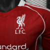 camiseta-liverpool-primera-equipacion-version-jugador-manga-larga-2025-2026-escudo
