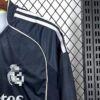 camiseta-real-madrid-segunda-equipacion-manga-larga-2025-2026-hombro