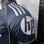 camiseta-real-madrid-segunda-equipacion-version-jugador-2025-2026-puño