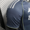camiseta-real-madrid-segunda-equipacion-version-jugador-2025-2026-puño-derecho