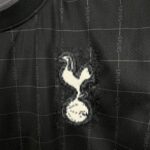 camiseta-tottenham-segunda-equipacion-2025-2026-escudo