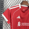 conjunto-niño-liverpool-primera-equipacion-2025-2026-hombro-derecho