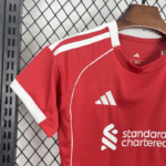 conjunto-niño-liverpool-primera-equipacion-2025-2026-hombro-derecho