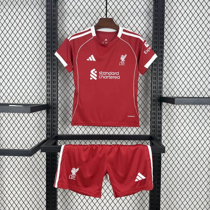 conjunto-niño-liverpool-primera-equipacion-2025-2026 conjunto-niño-liverpool-primera-equipacion-2025-2026