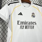 conjunto-niño-real-madrid-primera-equipacion-2025-2026-pecho