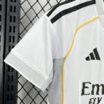 conjunto-niño-real-madrid-primera-equipacion-2025-2026-puño