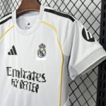 conjunto-niño-real-madrid-primera-equipacion-2025-2026-puño-izquierdo