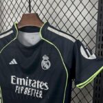 conjunto-niño-real-madrid-segunda-equipacion-2025-2026-puño