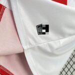 Camiseta Feyenoord Rotterdam Primera Equipación 2025-2026-lateral escudo.
