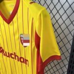 Camiseta RC Lens Primera Equipación 2025-2026-hombro lateral.