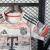 Conjunto Niño Bayern Múnich Segunda Equipación 2025-2026-hombro.